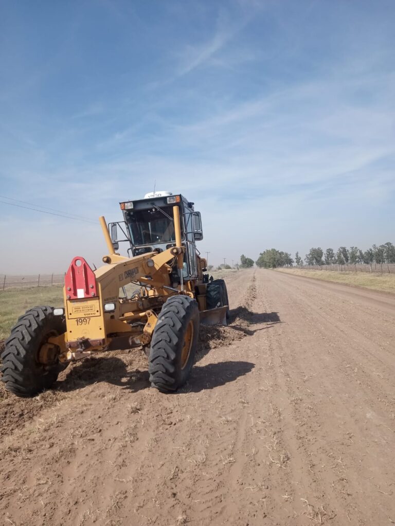 La municipalidad realiza trabajos de limpieza y mantenimiento de canales y caminos Vecinales